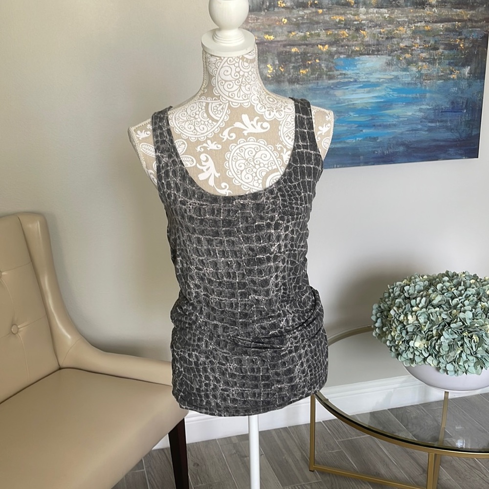 New York & Company Tank in Gray. Size Small.